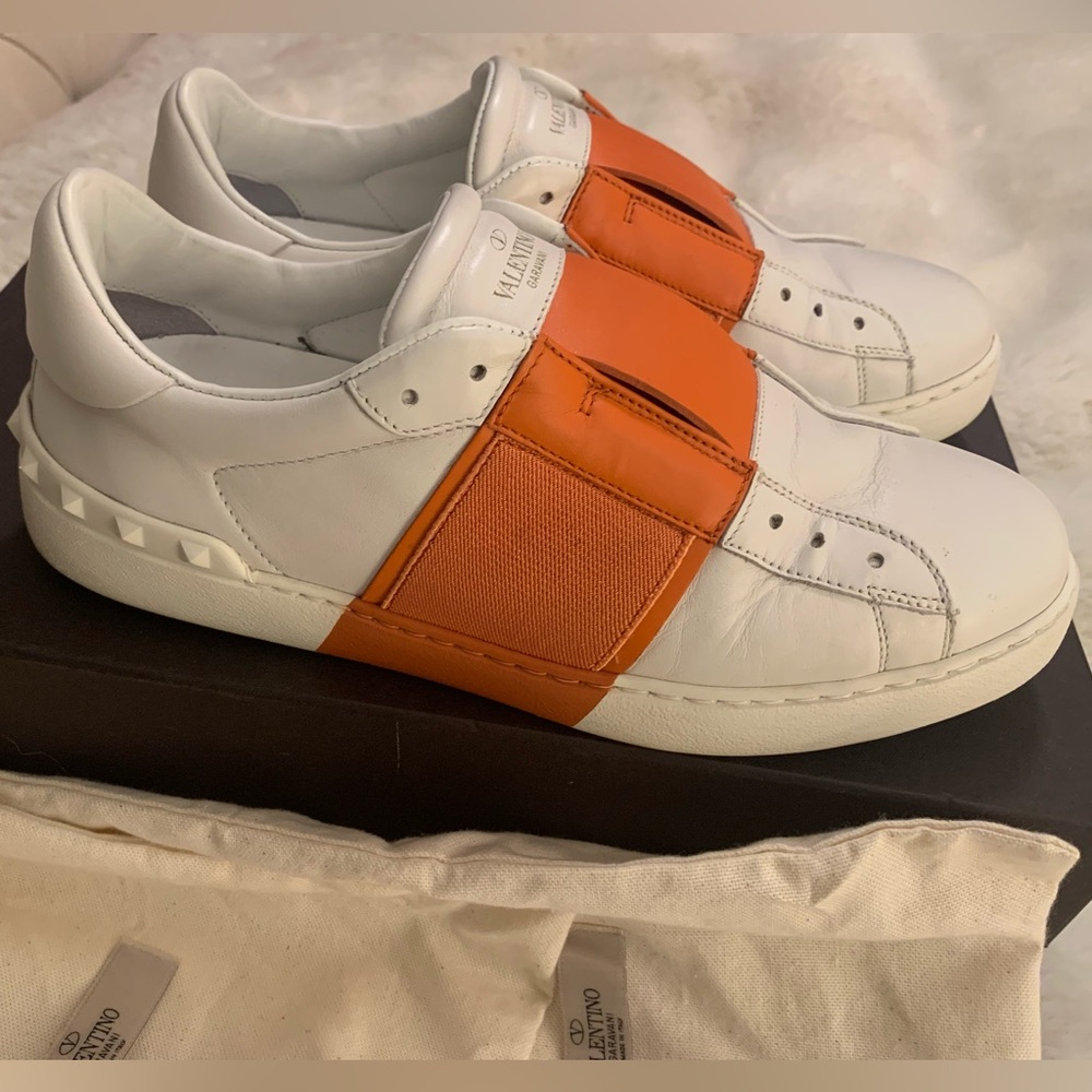 🔥🔥🔥VALENTINO Rockstud Accents Leather Sneakers. Size 8.5 or 39 Europe